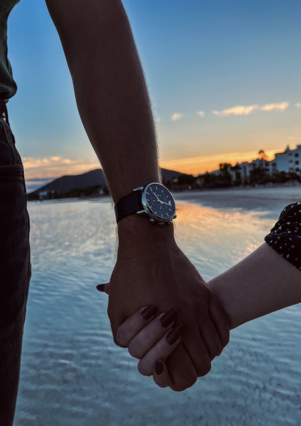 060 Hand in Hand auf dem Weg in den Sonnenuntergang“ von Sarah Opitz