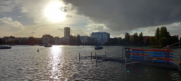 095 Berlin an einem Nebenarm der Spree